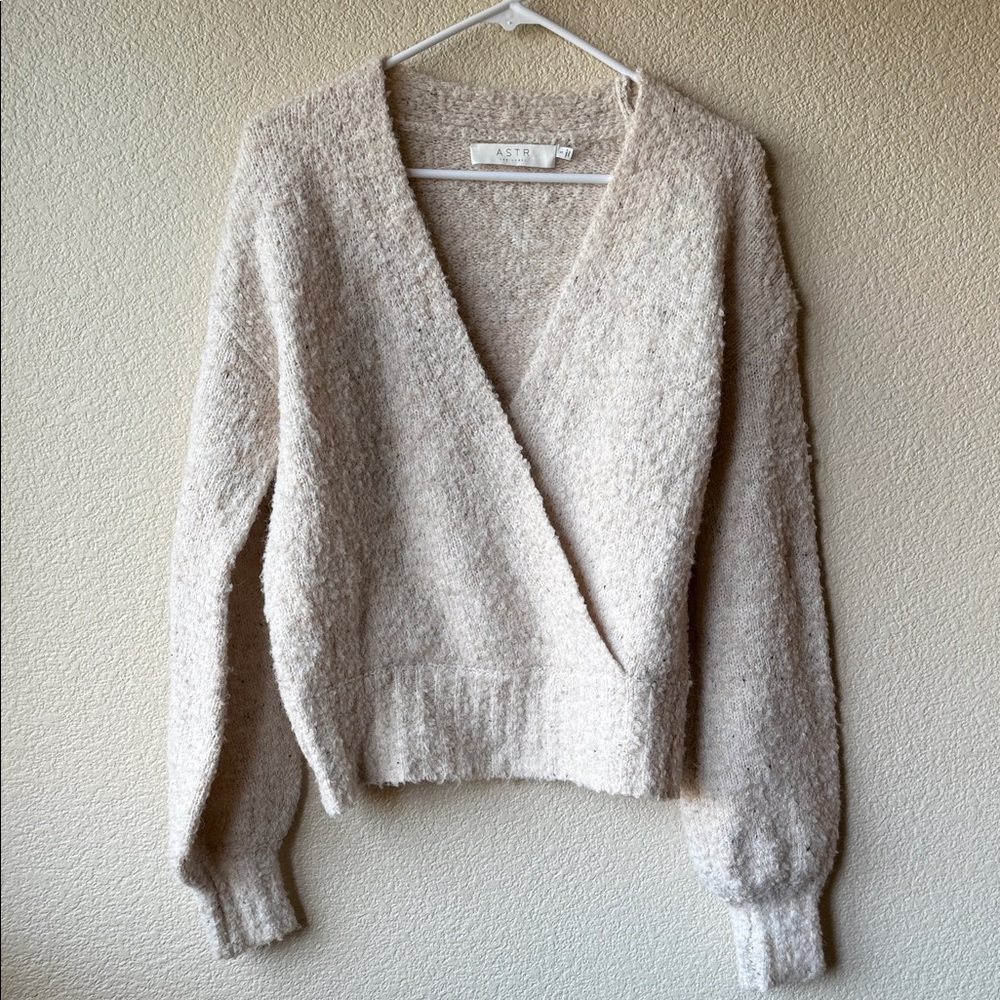 ASTR The Label fuzzy v-neck sweater in a cream/beige color - size S